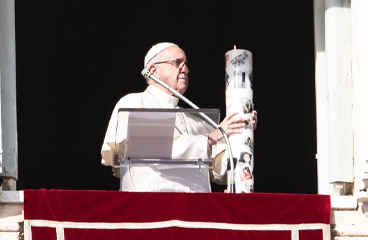 Papież Franciszek zapala świecę