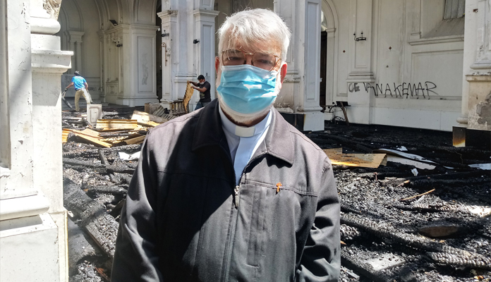 Podpalenie i wandalizm: tragedia dwóch ważnych kościołów w Santiago, stolicy Chile