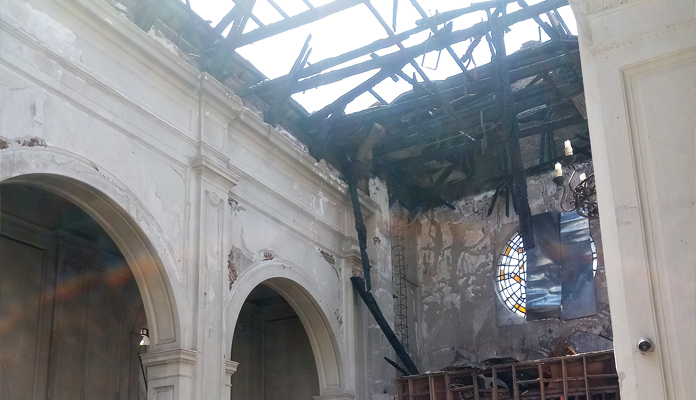 Podpalenie i wandalizm: tragedia dwóch ważnych kościołów w Santiago, stolicy Chile